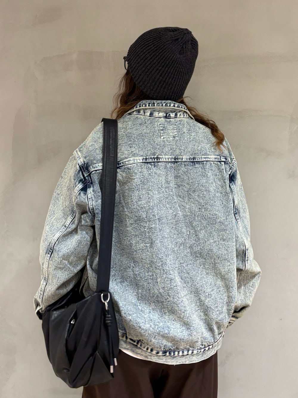 ブルー系のブルゾン、ブラウン系のその他パンツ、ブラック系のショルダーバッグを着用したレディースの冬コーディネートの5枚目の写真