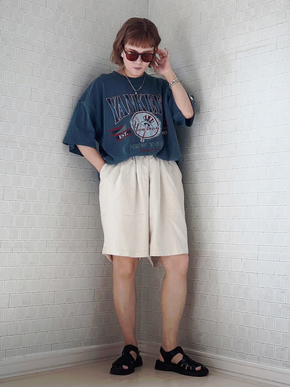 「夏コーデ、ハーフパンツ、サングラス、休日スタイル、Tシャツ、夏だ！Tシャツ着よう！、サンダル、ビッグシルエット、スポーツミックス、シンプルコーデ、ラフコーデ」｜「eachの綿麻キュロットパンツ（その他パンツ、ホワイト系）」を使った、UMiSatoさん（レディース・163cm）の夏コーディネートの3枚目の写真