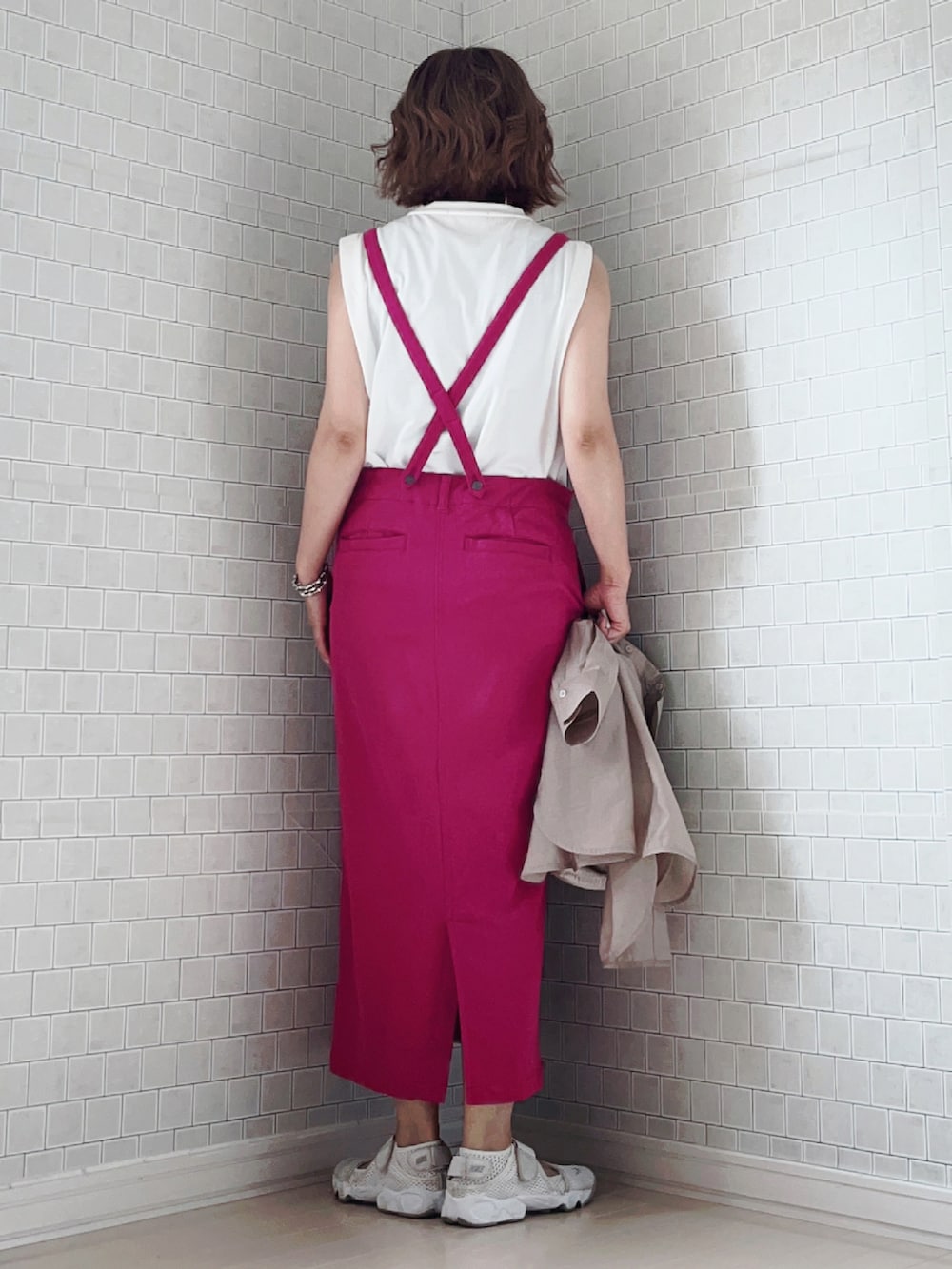 ベージュ系のシャツ/ブラウス、パープル系のスカート、ホワイト系のショルダーバッグを着用したレディースの夏コーディネートの5枚目の写真