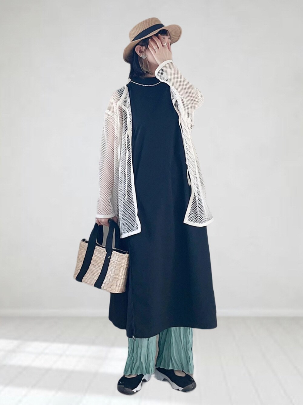 「SENSE OF PLACE by URBAN RESEAR、ロングワンピース、レイヤードスタイル、メッシュ、カンカン帽、プリーツパンツ、ワンピーススタイル、春夏コーデ、かごバッグ、シンプルコーデ、カラーパンツ、プチプラ、エアリフト」|「SENSE OF PLACE by URBAN RESEARCHのUiscel ドライテントラインノースリーブワンピース(ワンピース、ブラック系)」を使った、UMiSatoさん(レディース・163cm)の春コーディネートの2枚目の写真
