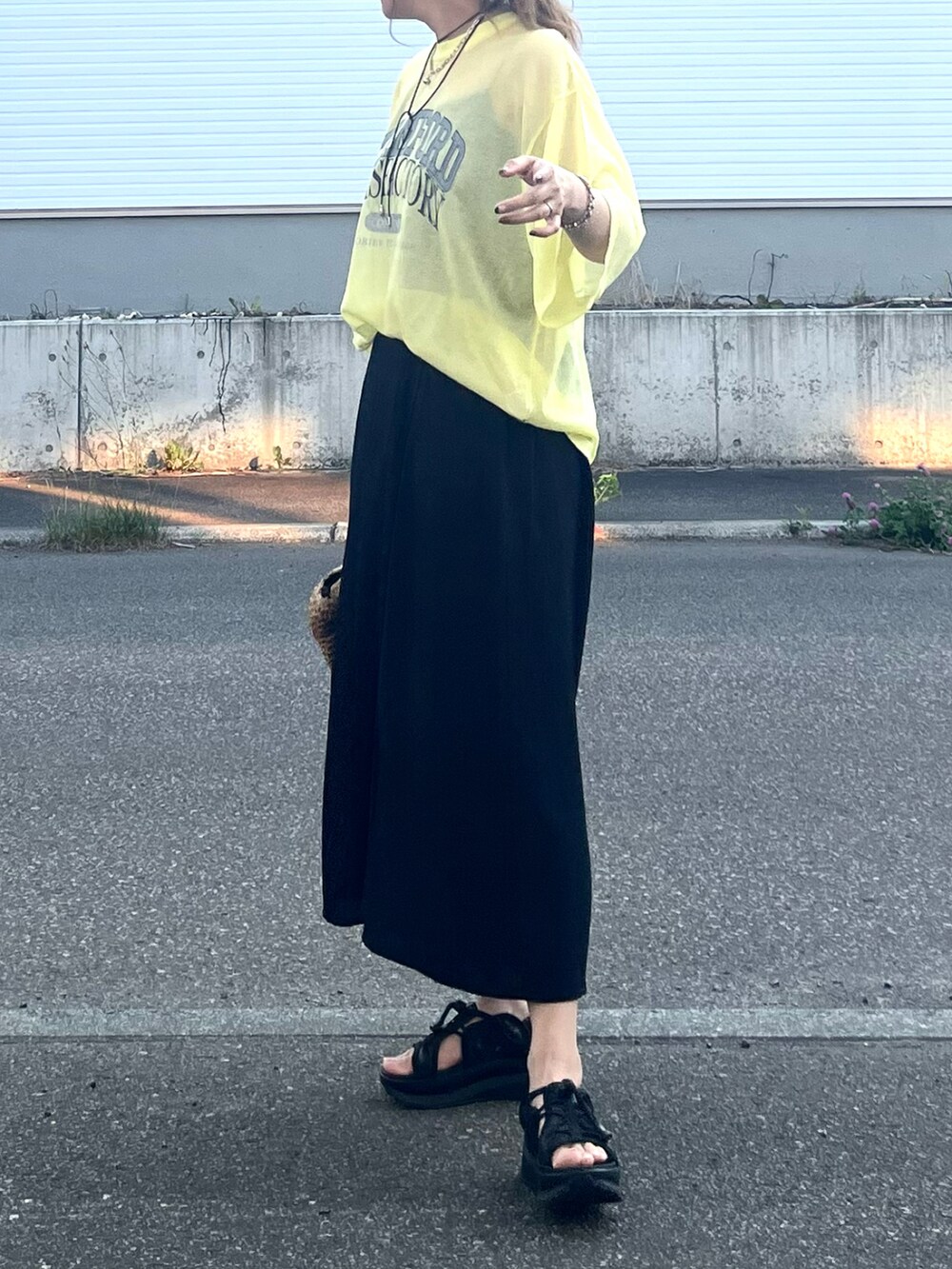 ブラック系のその他パンツ、ブラック系のショルダーバッグ、イエロー系のTシャツ/カットソーを着用したレディースの夏コーディネートの2枚目の写真