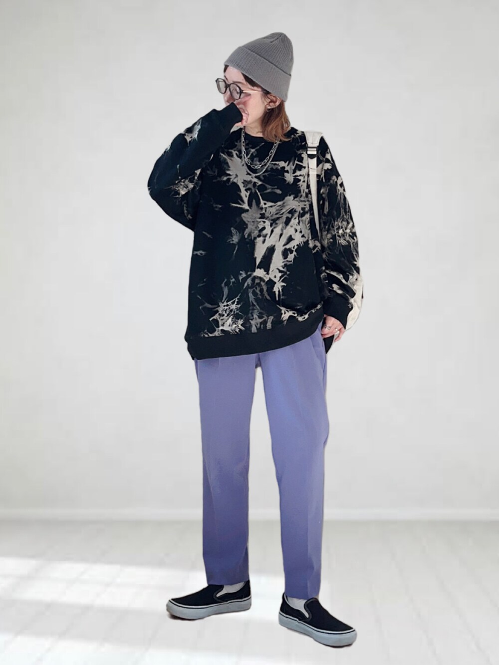 ブラック系のスウェット、パープル系のその他パンツ、ホワイト系のバックパック/リュックを着用したレディースの春コーディネートの2枚目の写真