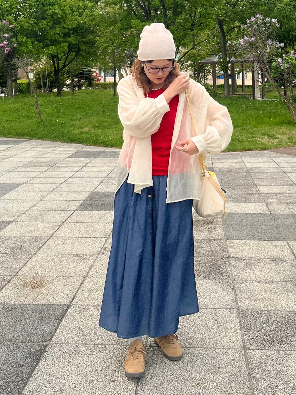 ブルー系のその他パンツ、ベージュ系のシャツ/ブラウス、ブラウン系のスニーカーを着用したレディースの春コーディネートの4枚目の写真