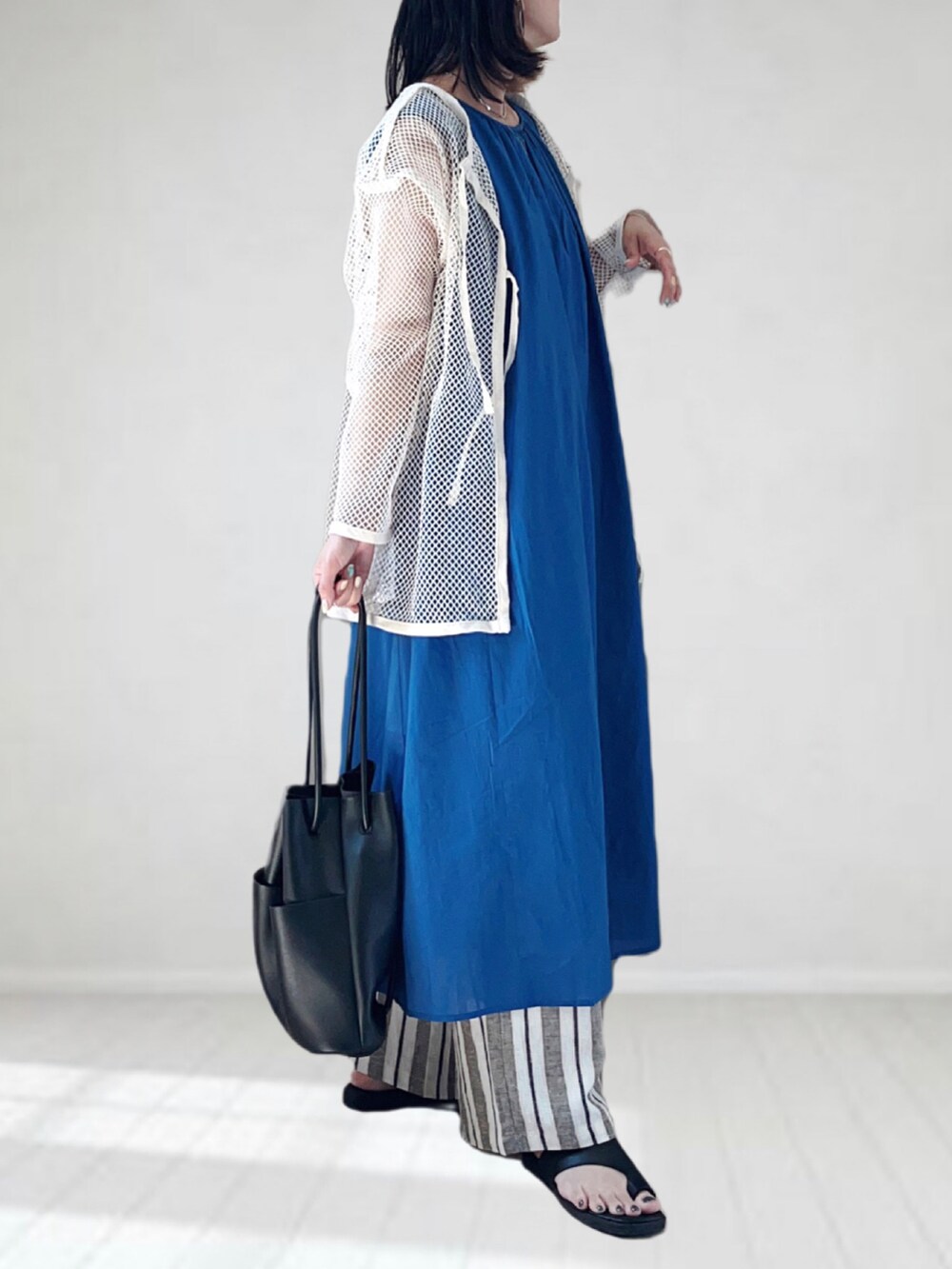 「ITEMS URBANRESEARCH、ロングワンピース、ビタミンカラー、夏コーデ、春夏コーデ、ビッグシルエット、カーディガン、レイヤードスタイル、休日スタイル、きれいめカジュアル、ストライプ、ラクチンコーデ、トートバッグ、プチプラ、カラー×コーデ」｜「ITEMS URBANRESEARCHのギャザーワンピース（ワンピース、ブルー系）」を使った、UMiSatoさん（レディース・163cm）の春コーディネートの3枚目の写真