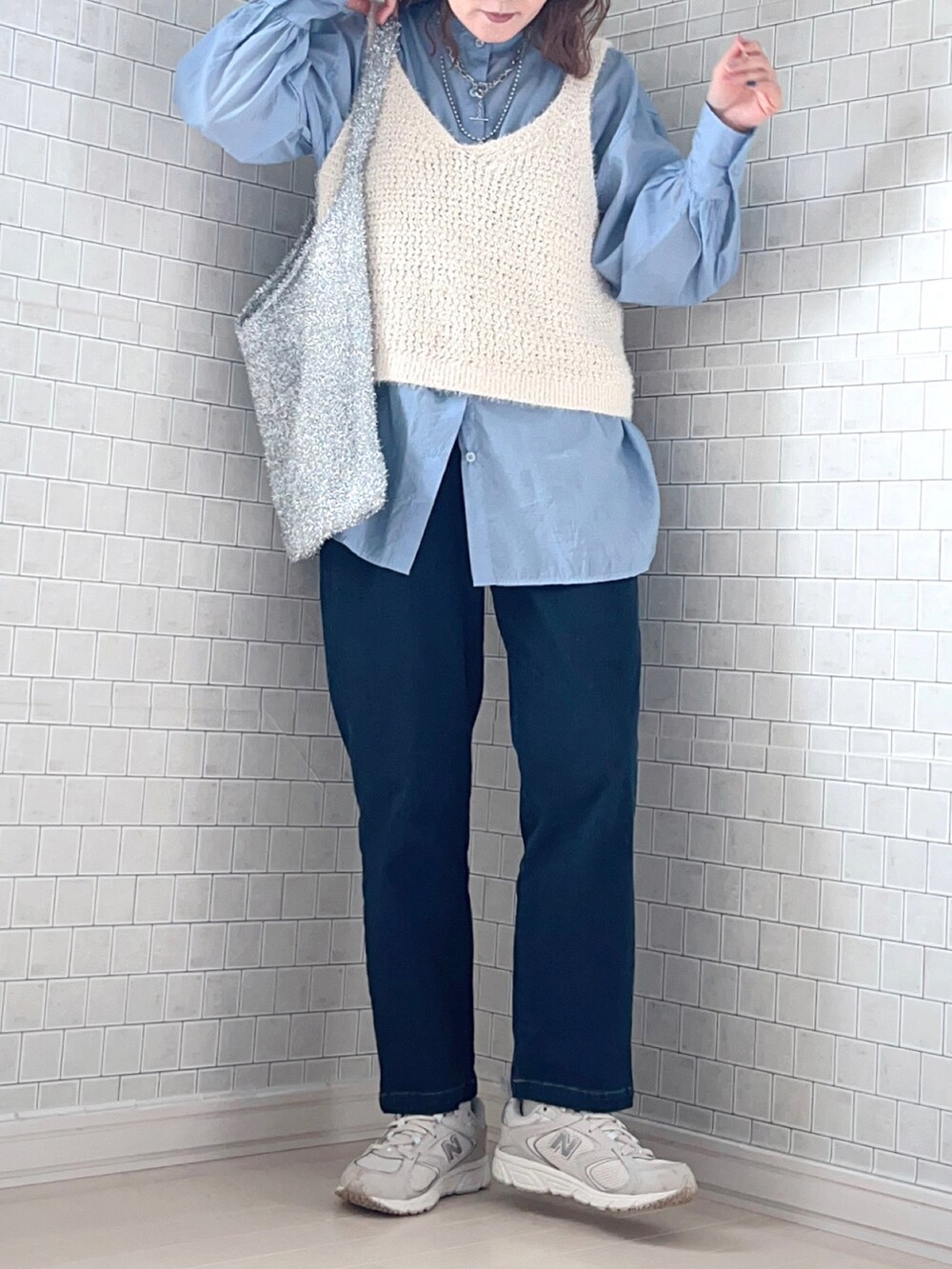 ブルー系のその他パンツ、ブルー系のシャツ/ブラウス、ホワイト系のベストを着用したレディースの春コーディネートの5枚目の写真