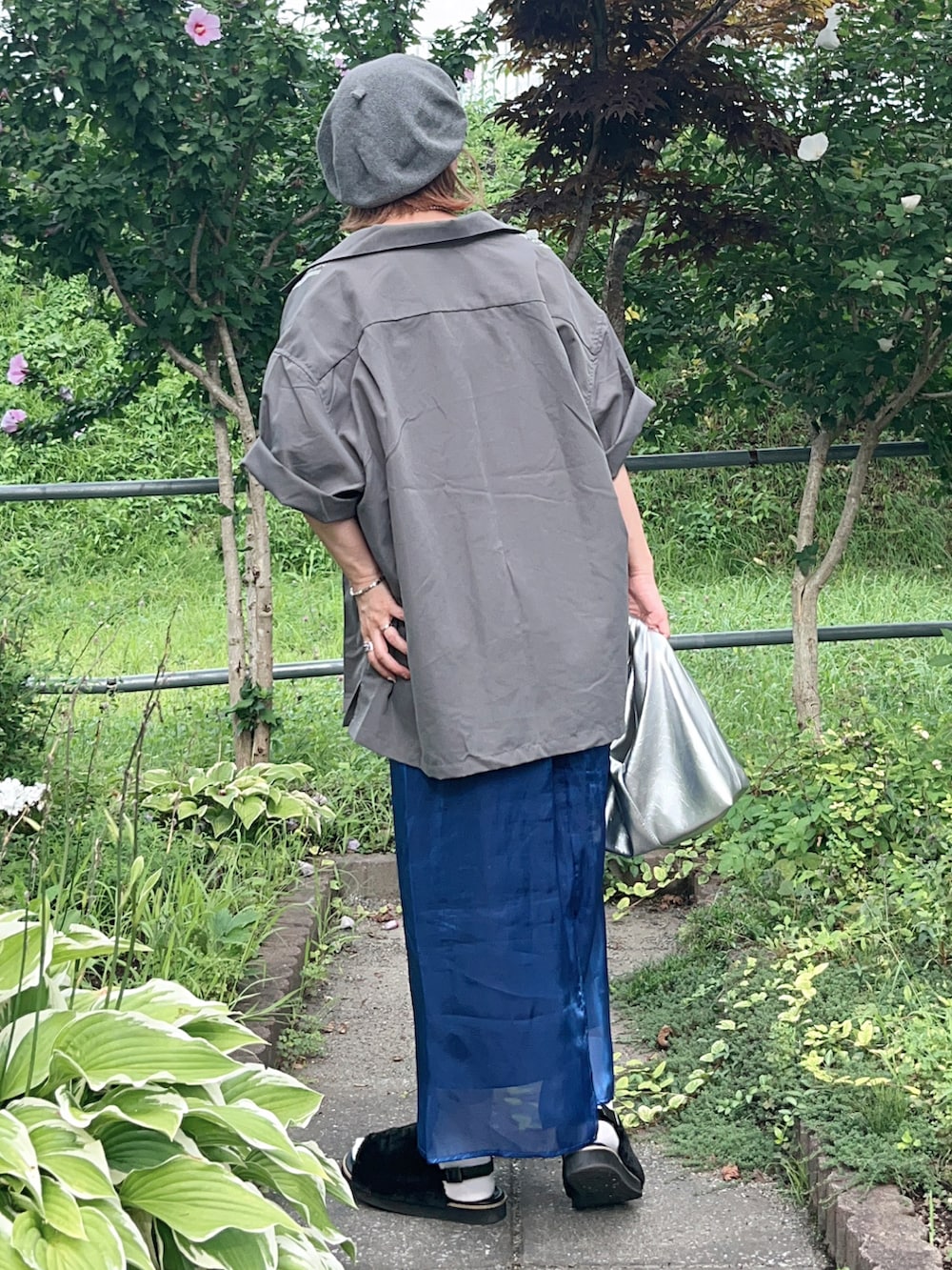 グレー系のシャツ/ブラウス、ホワイト系のTシャツ/カットソー、ブルー系のスカートを着用したレディースの秋コーディネートの3枚目の写真