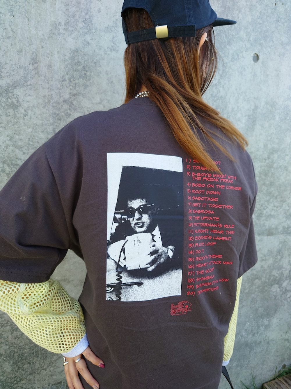 ブラック系のTシャツ/カットソー、その他のスカート、ブラック系のボストンバッグを着用したレディースの秋コーディネートの4枚目の写真