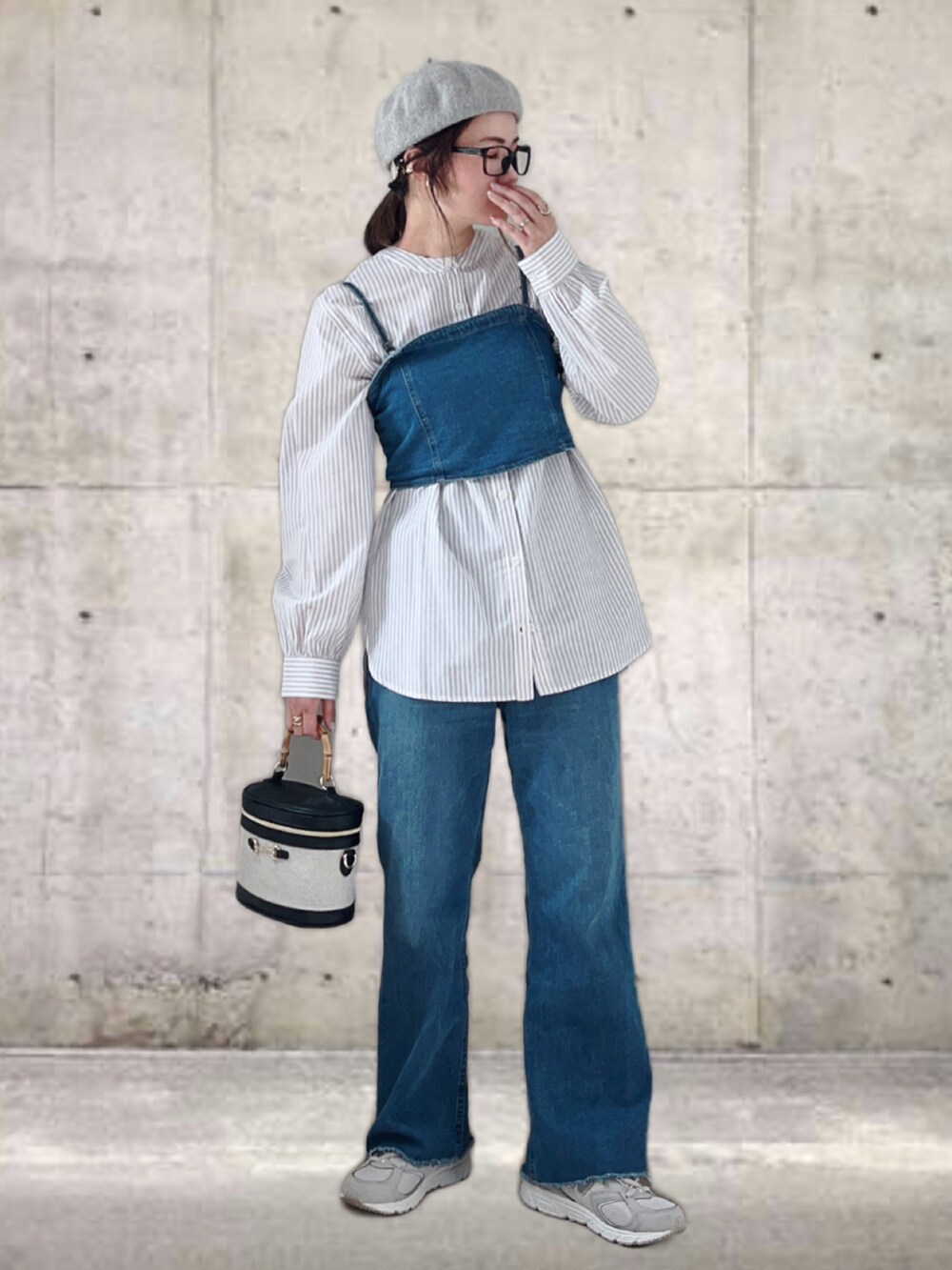 グレー系のシャツ/ブラウス、ブルー系のその他トップス、ブルー系のデニムパンツを着用したレディースの春コーディネートの5枚目の写真