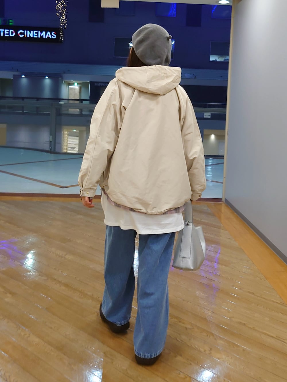 ホワイト系のマウンテンパーカー、ピンク系のシャツ/ブラウス、ブラウン系のスニーカーを着用したレディースの春コーディネートの3枚目の写真