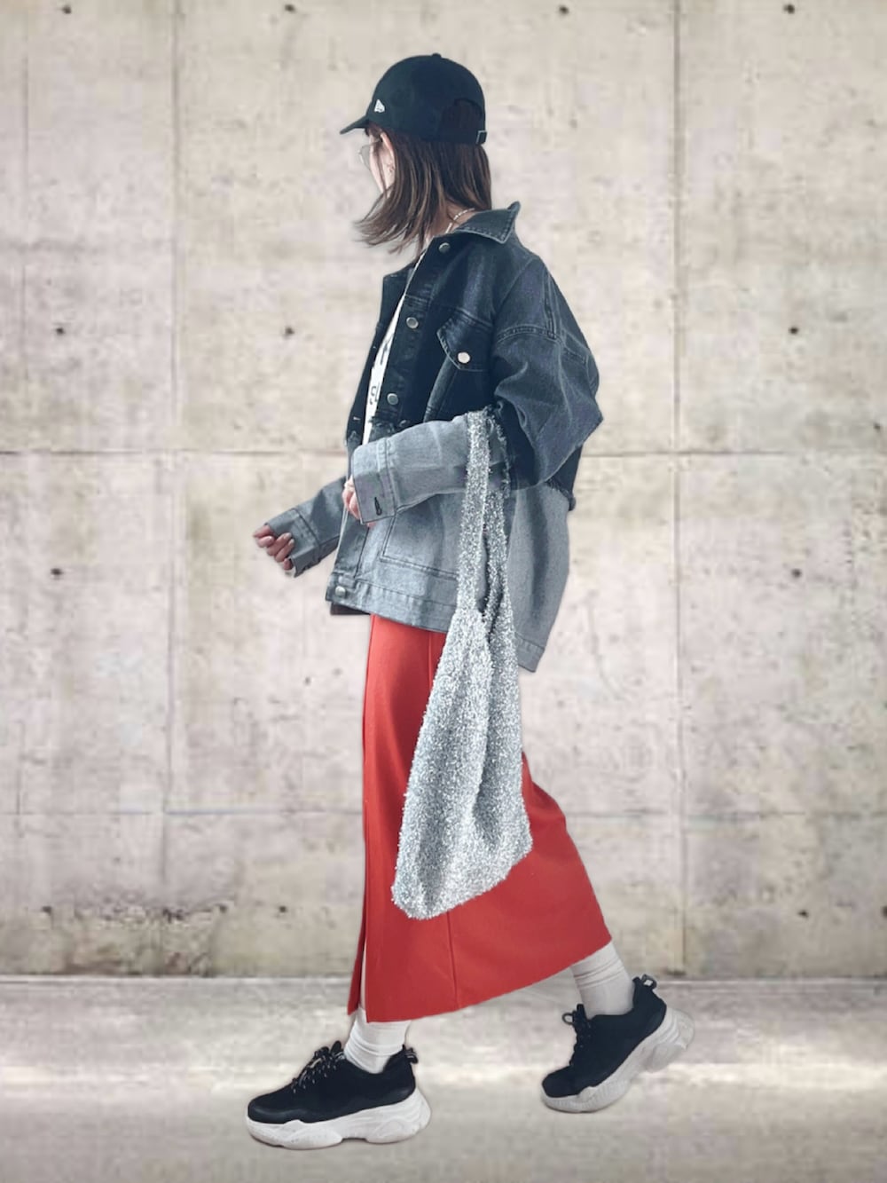 ブラック系のデニムジャケット、ホワイト系のスウェット、オレンジ系のスカートを着用したレディースの春コーディネートの2枚目の写真