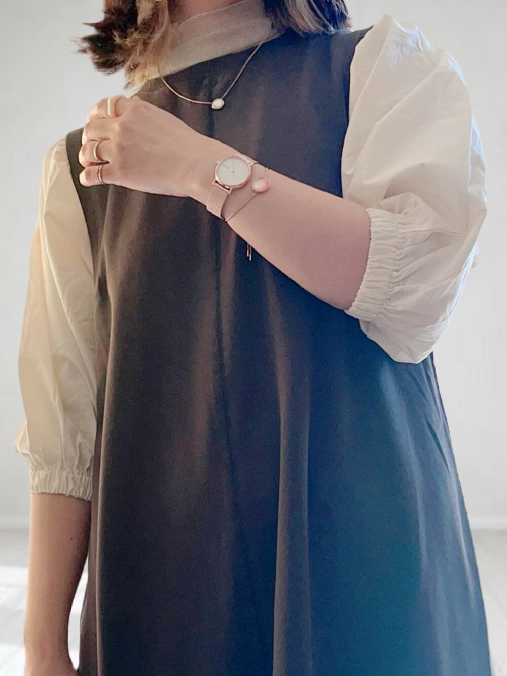 「bab、babcode、はじめましてコーデ、SKAGEN、シンプルコーデ、プチプラ、レイヤードスタイル、きれいめカジュアル、春夏コーデ、ボリューム袖、春コーデ、ラクチンコーデ、休日コーデ、ロングワンピース、シースルー」|「SHEINのアイテム(Tシャツ/カットソー、ホワイト系)」を使った、UMiSatoさん(レディース・163cm)の春コーディネートの2枚目の写真