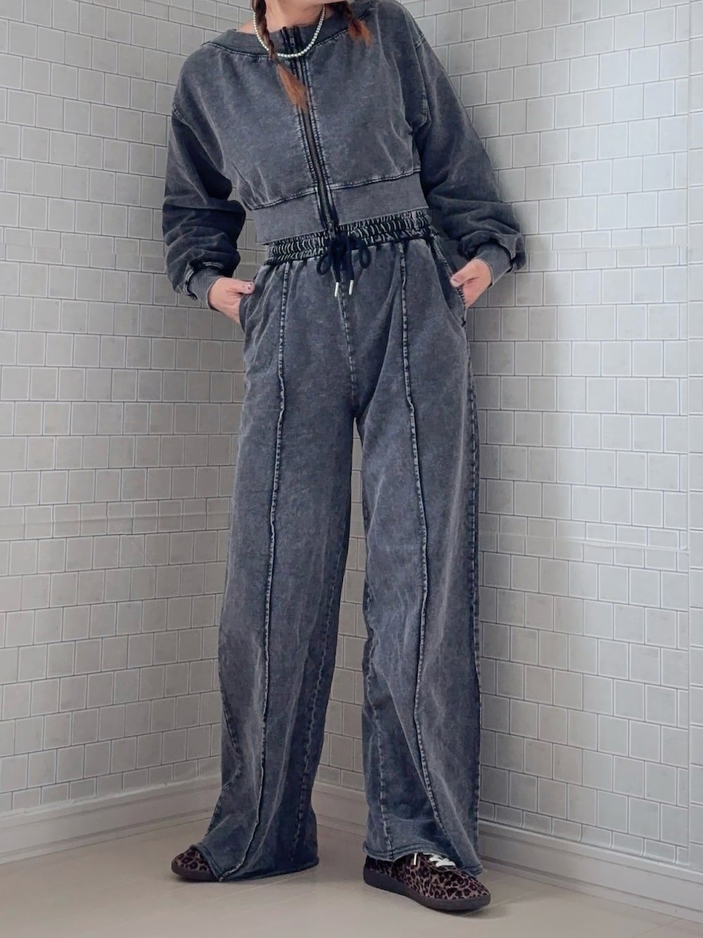 グレー系のパーカー、グレー系のスウェットパンツ、その他のスニーカーを着用したレディースの冬コーディネートの4枚目の写真