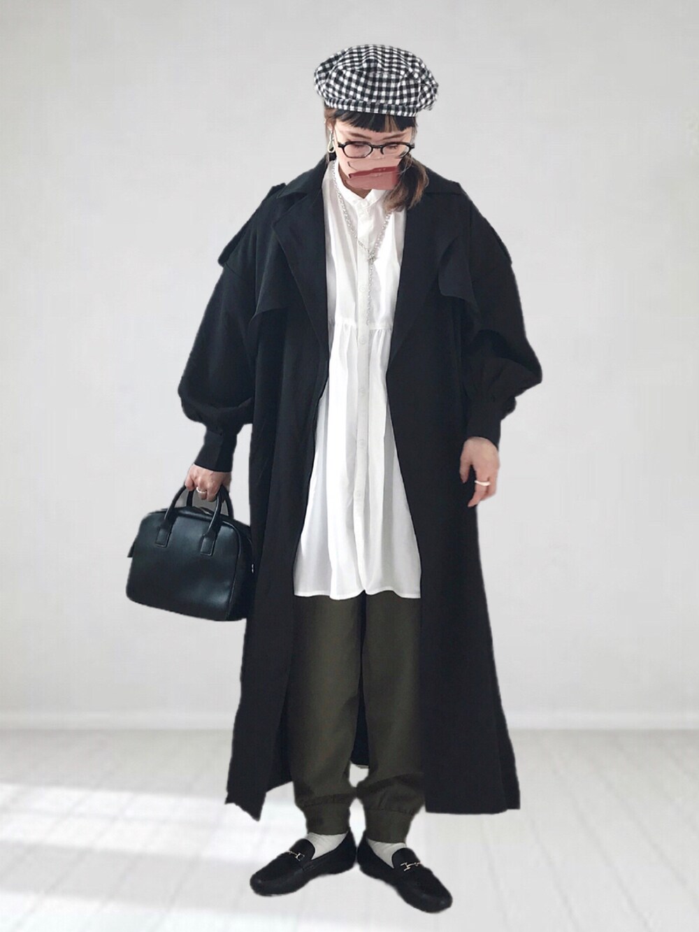 ブルー系のセットアップ、ブラック系のトレンチコート、グリーン系のその他パンツを着用したレディースの冬コーディネートの3枚目の写真