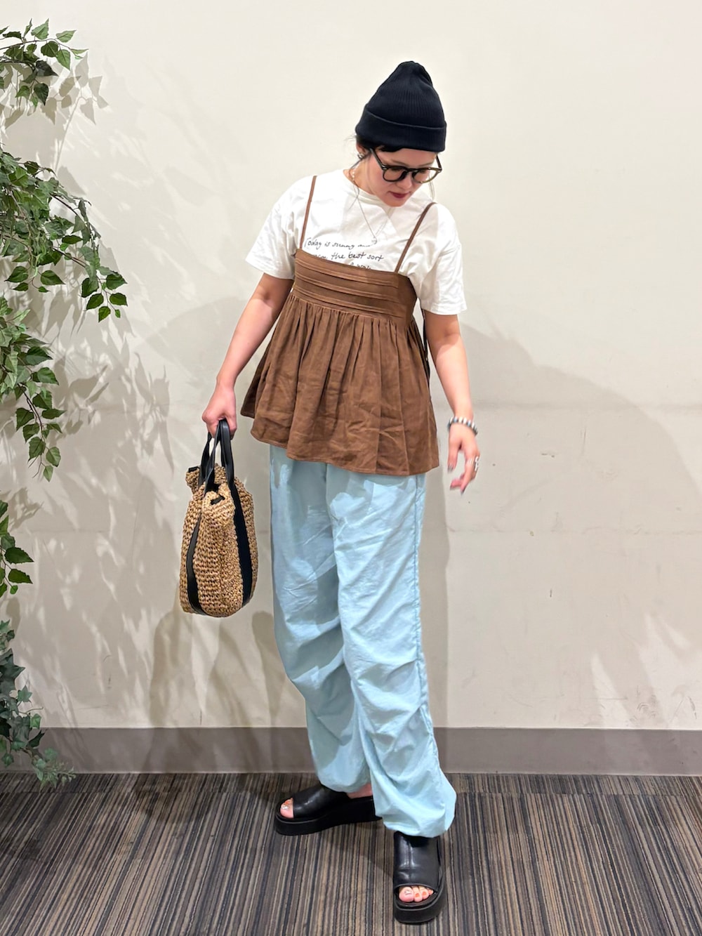 ブルー系のその他パンツ、ブラック系のショルダーバッグ、ブラウン系のキャミソールを着用したレディースの夏コーディネートの2枚目の写真