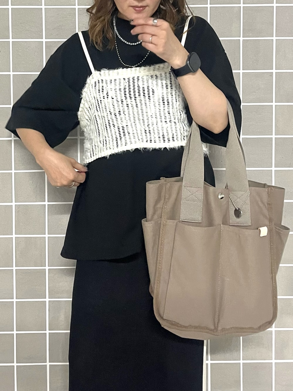 「レイヤードスタイル、プチプラ、トートバッグ、スニーカー、ikka、NO NEED、モノトーン、夏コーデ、黒Tシャツ、韓国ファッション、最近のいい感じコーデ、お出かけコーデ、キャミソール、ビスチェ、スポーツミックス」｜「SHAKA WeARの【SHAKA WeAR】7.5oz Garment Dye Drop Shoulder/ピグメント加工/BIG T（Tシャツ/カットソー、ブラック系）」を使った、UMiSatoさん（骨格ウェーブ・レディース・163cm）の夏コーディネートの3枚目の写真