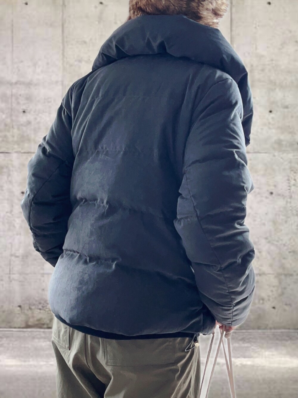 グレー系のダウンジャケット/コート、ブラック系のカーディガン/ボレロ、グリーン系のその他パンツを着用したレディースの冬コーディネートの4枚目の写真