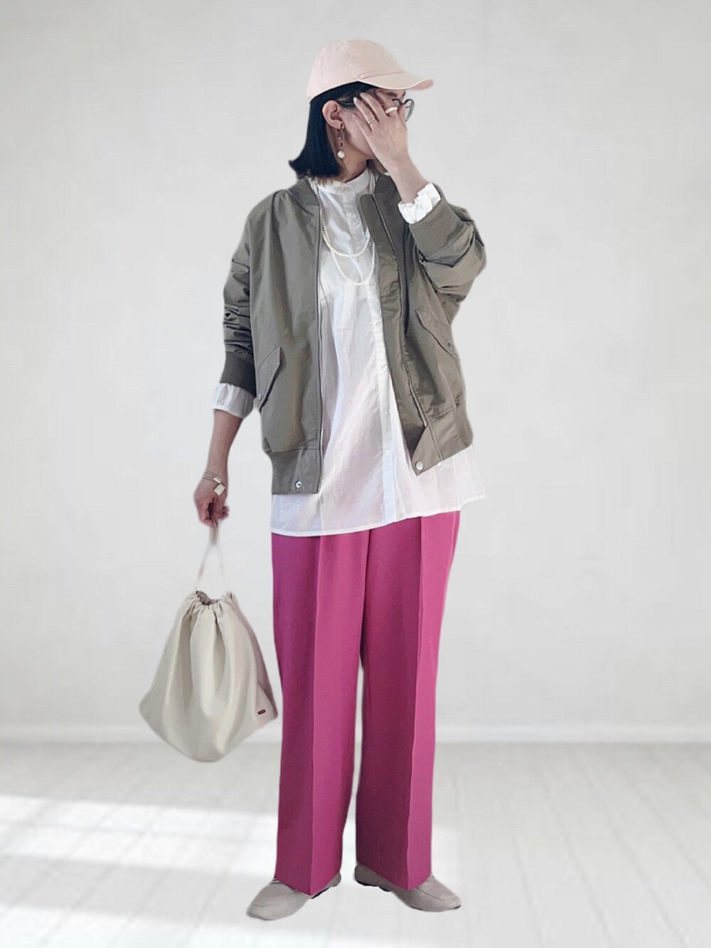 「FREDY&GLOSTER、reca、カラーパンツ、キャップ、メガネ女子、春アウター、ボリューム袖、春夏コーデ、巾着バッグ、シャツスタイル、プチプラ、スクエアトゥ、休日スタイル、カラー×コーデ、アウトドアスタイル」|「fredy repitの【WEB限定】MA1 ビッグシルエット ブルゾン(MA-1、グリーン系)」を使った、UMiSatoさん(レディース・163cm)の春コーディネートの2枚目の写真