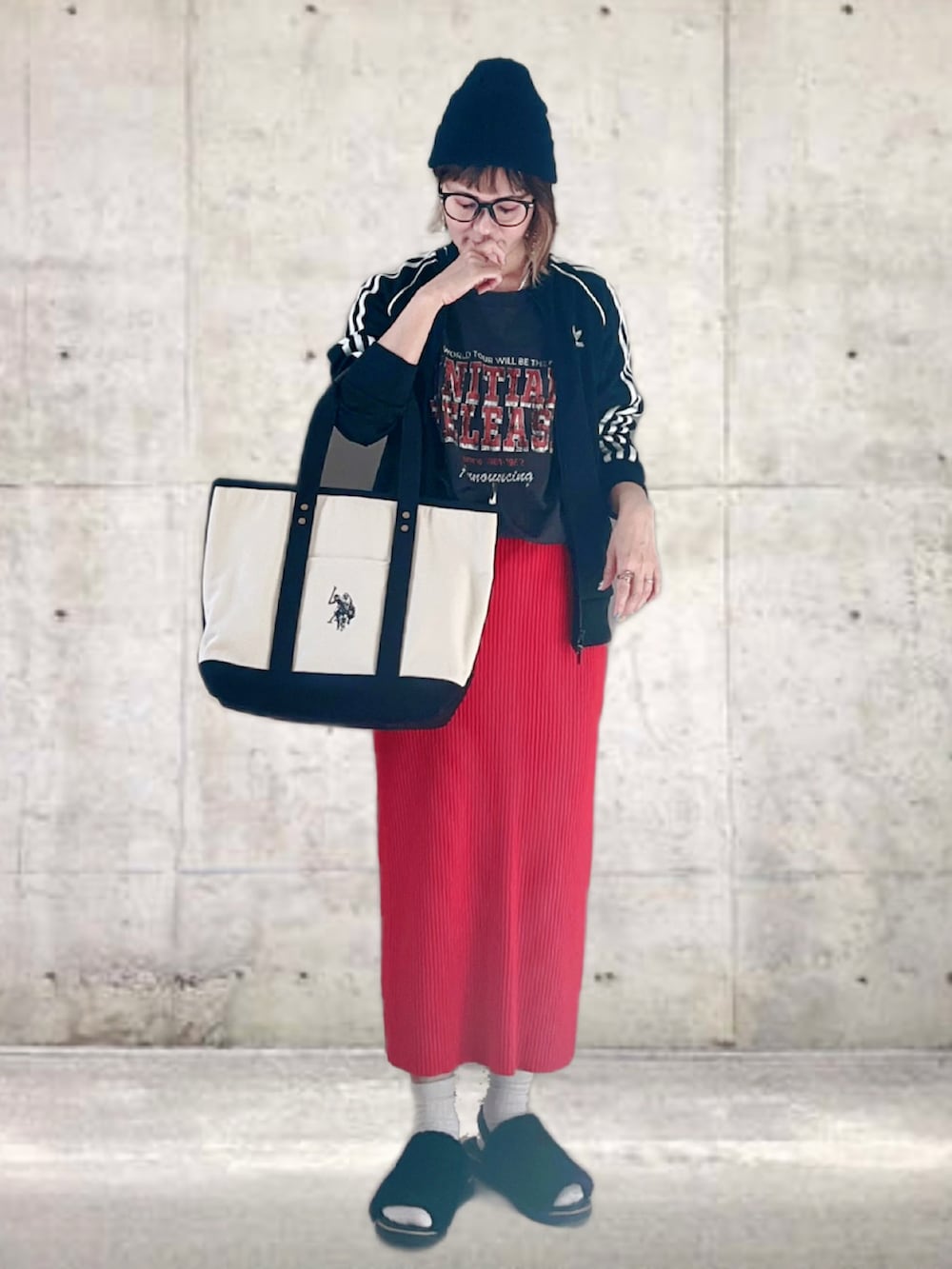 ホワイト系のトートバッグ、ブラック系のジャージ、グレー系のTシャツ/カットソーを着用したレディースの秋コーディネートの2枚目の写真