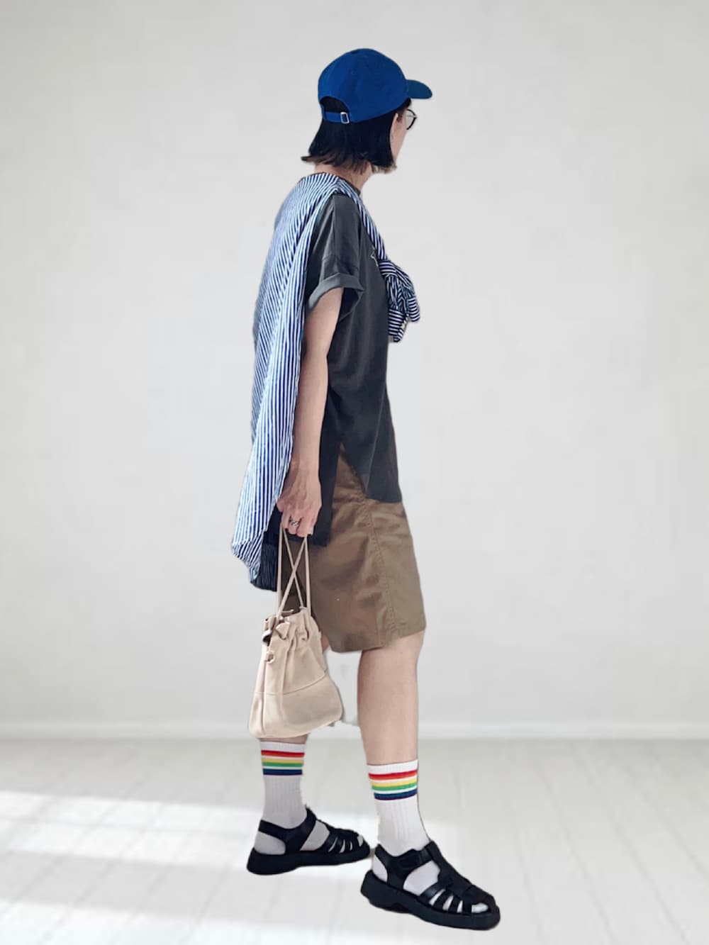 「COTORICA.、Tシャツ、キャップ、ハーフパンツ、ラインソックス、グルカサンダル、たすき掛け、オーバーサイズ、夏コーデ、休日スタイル、ストライプシャツ、メンズライク、夏だ!Tシャツ着よう!、スクエアトゥ、ストリート」|「COTORICAのヴィンテージ風プリントTシャツ(Tシャツ/カットソー、グレー系)」を使った、UMiSatoさん(レディース・163cm)の夏コーディネートの3枚目の写真