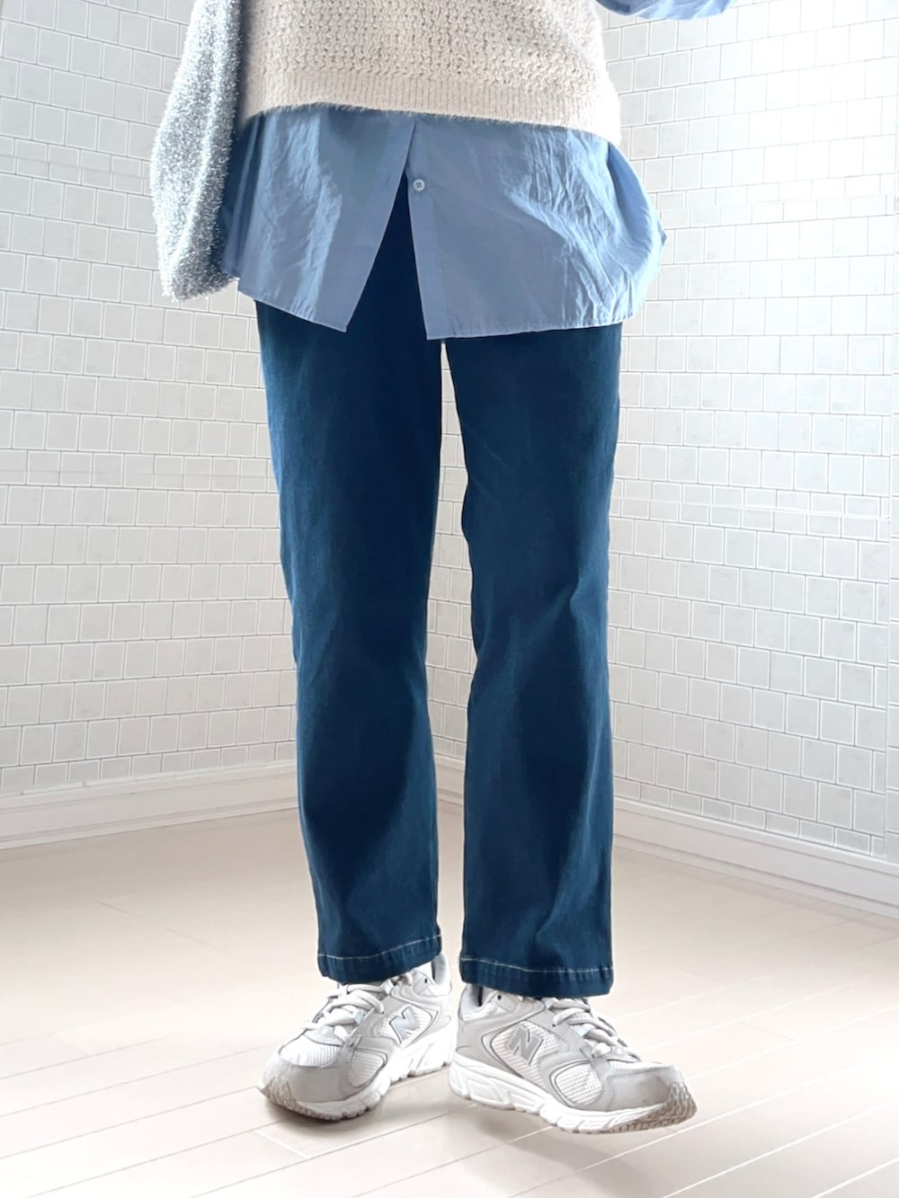 ブルー系のその他パンツ、ブルー系のシャツ/ブラウス、ホワイト系のベストを着用したレディースの春コーディネートの4枚目の写真