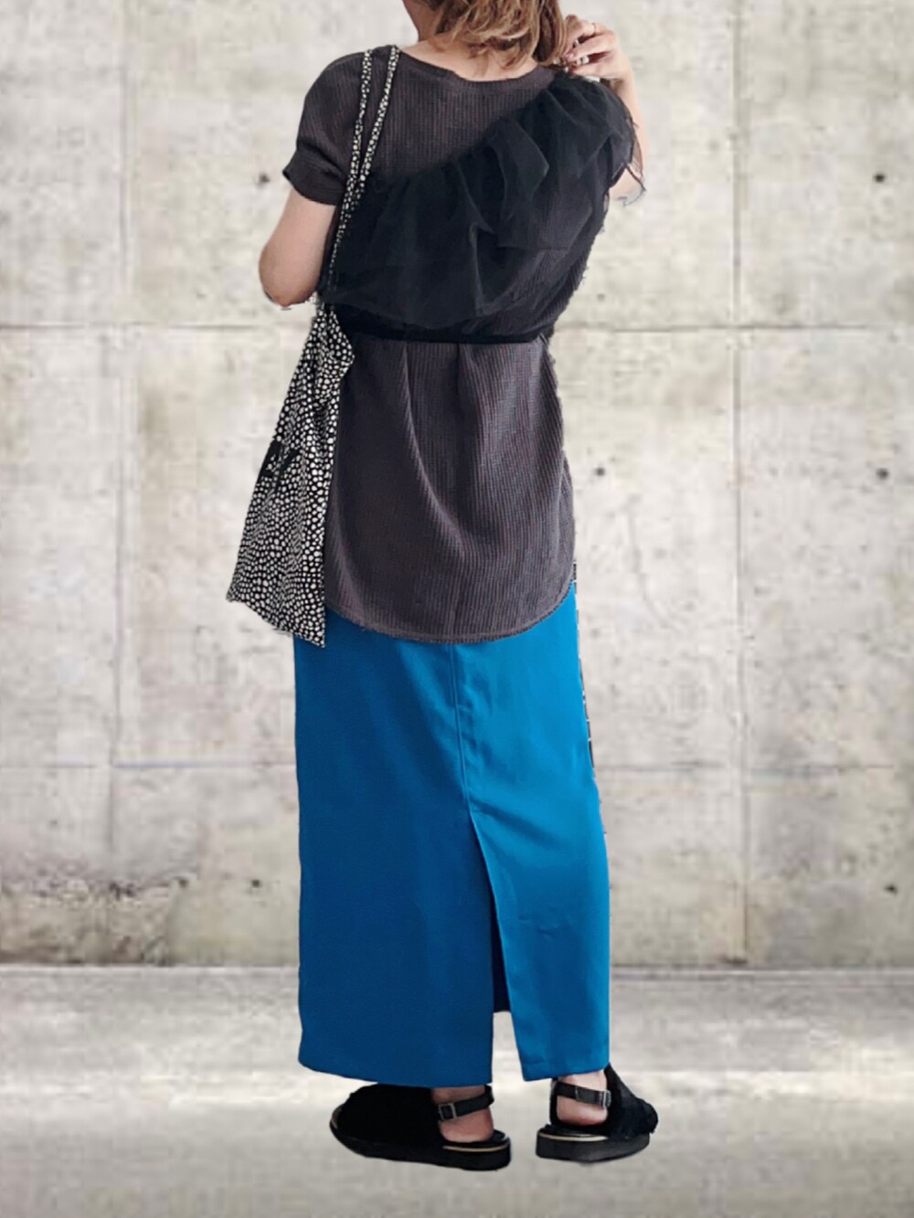 ブラック系のその他トップス、グレー系のTシャツ/カットソー、ブルー系のスカートを着用したレディースの夏コーディネートの3枚目の写真