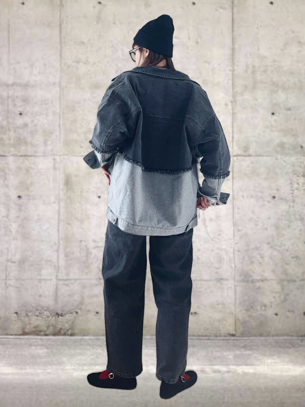 「春のおしゃ見えテクニック、シンプルコーデ、セットアップ、デニム、春コーデ、春服みてみて、春アウター、ボーダー、メガネ女子、お出かけコーデ、プチプラ、トートバッグ、ジャケットスタイル、春色、大人カジュアル」｜「eachの配色スパンデニムジャケット（デニムジャケット、ブラック系）」を使った、UMiSatoさん（レディース・163cm）の春コーディネートの3枚目の写真
