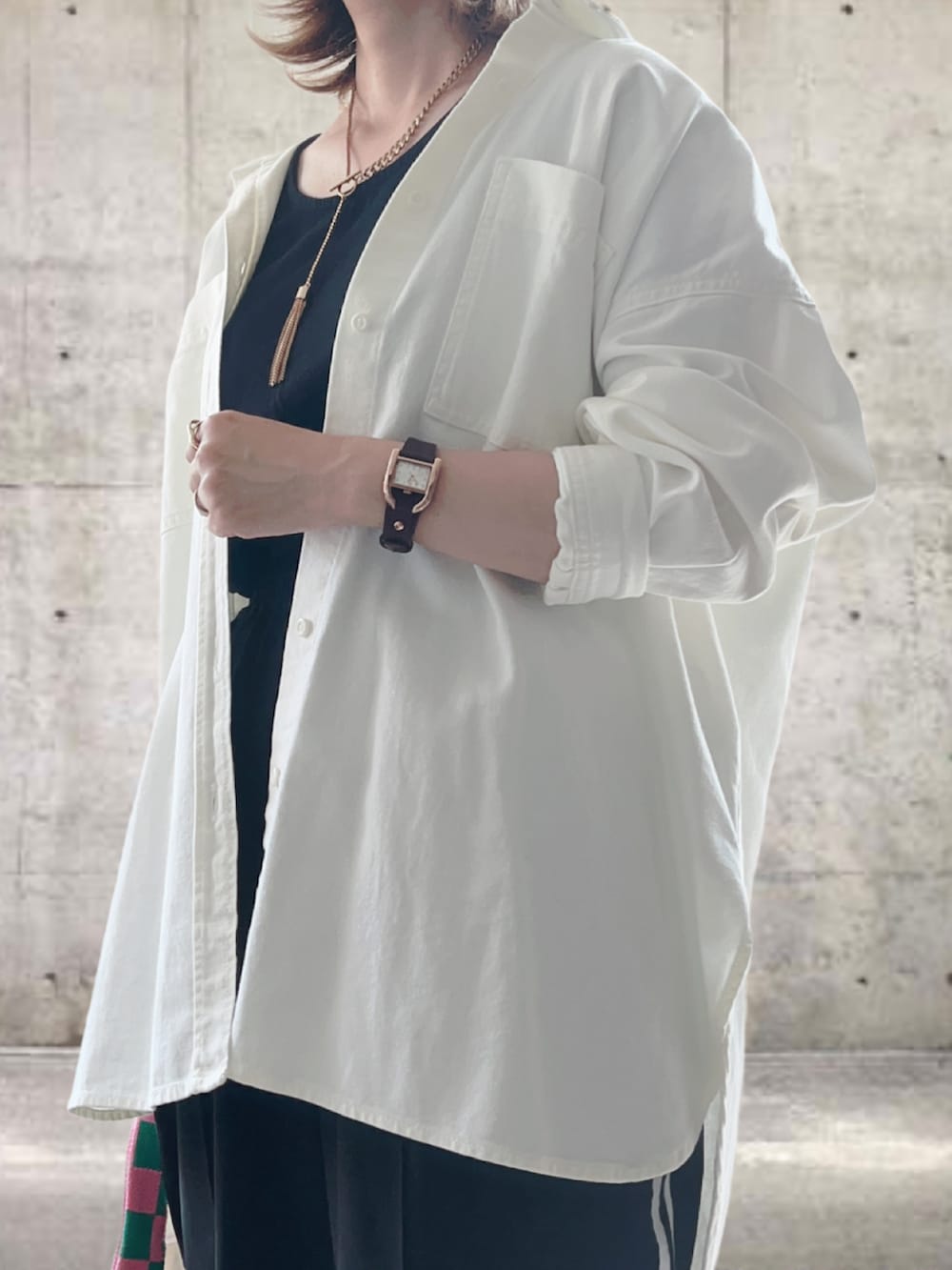 ホワイト系のシャツ/ブラウス、ブラック系のその他パンツ、グリーン系のトートバッグを着用したレディースの秋コーディネートの3枚目の写真