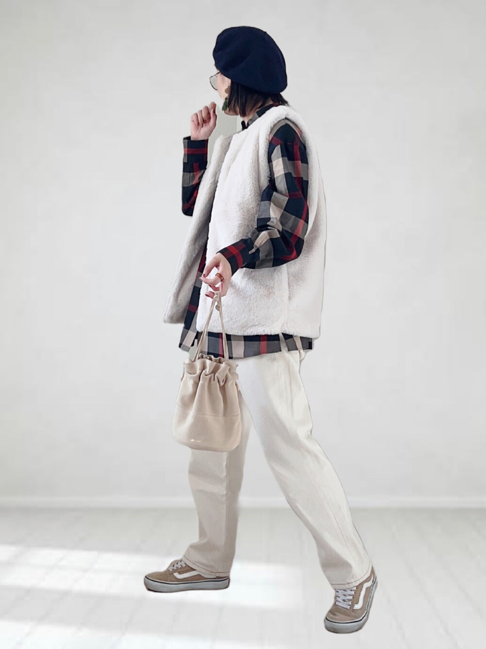 ブルー系のシャツ/ブラウス、ホワイト系のベスト、ホワイト系のその他パンツを着用したレディースの秋コーディネートの2枚目の写真