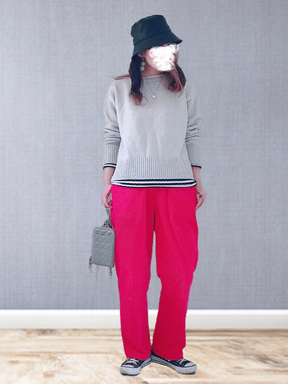 グレー系のニット/セーター、ブラック系のTシャツ/カットソー、ピンク系のその他パンツを着用したレディースの冬コーディネートの2枚目の写真