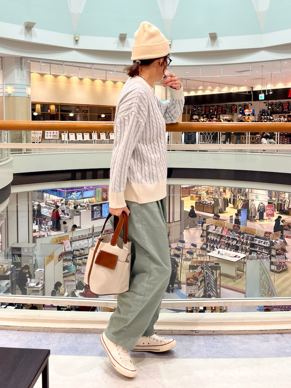 ブルー系のニット/セーター、ブラック系のブルゾン、グリーン系のその他パンツを着用したレディースの冬コーディネートの3枚目の写真