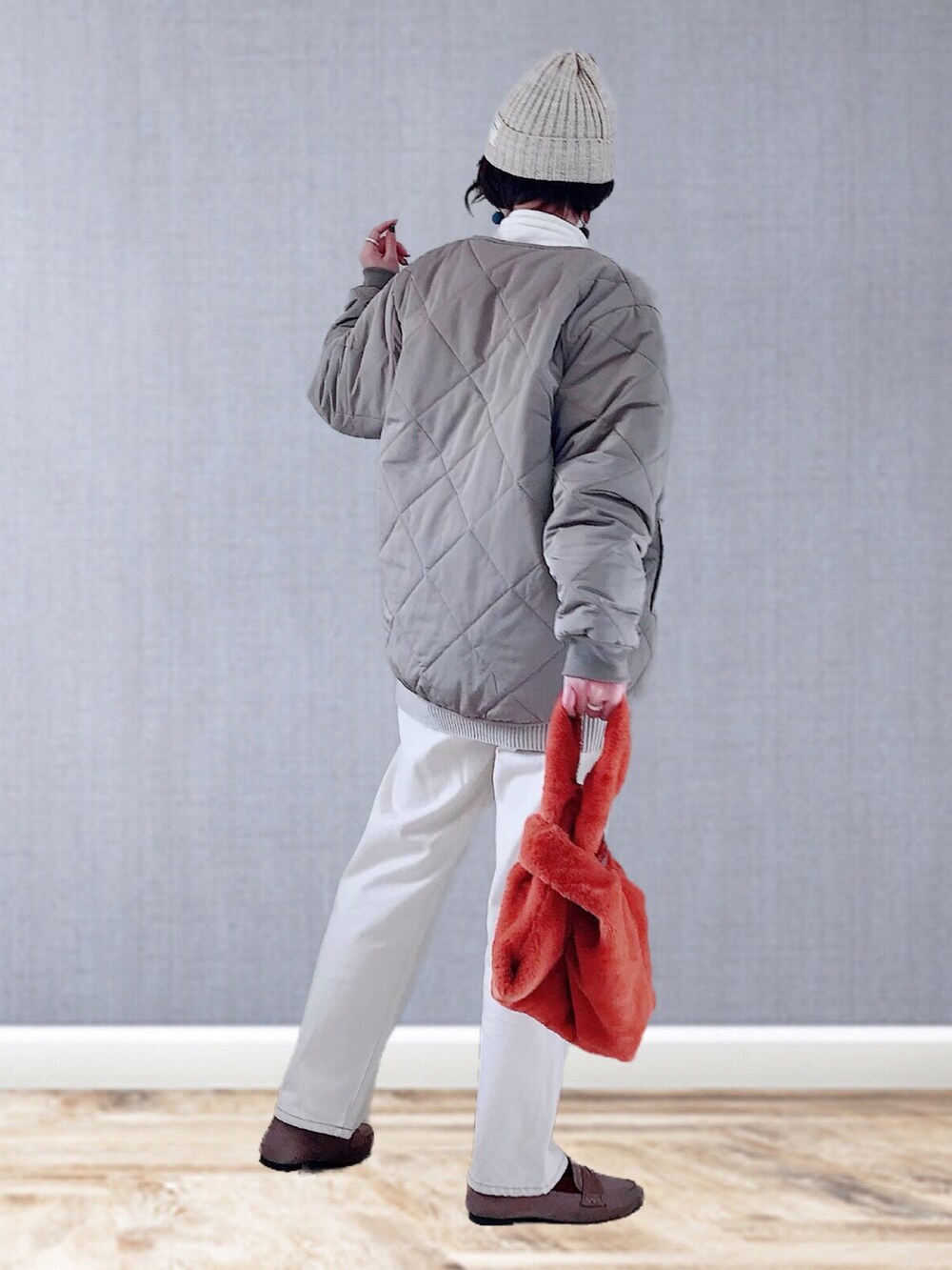 ブラウン系のその他アウター、ホワイト系のTシャツ/カットソー、ベージュ系のニット/セーターを着用したレディースの冬コーディネートの3枚目の写真