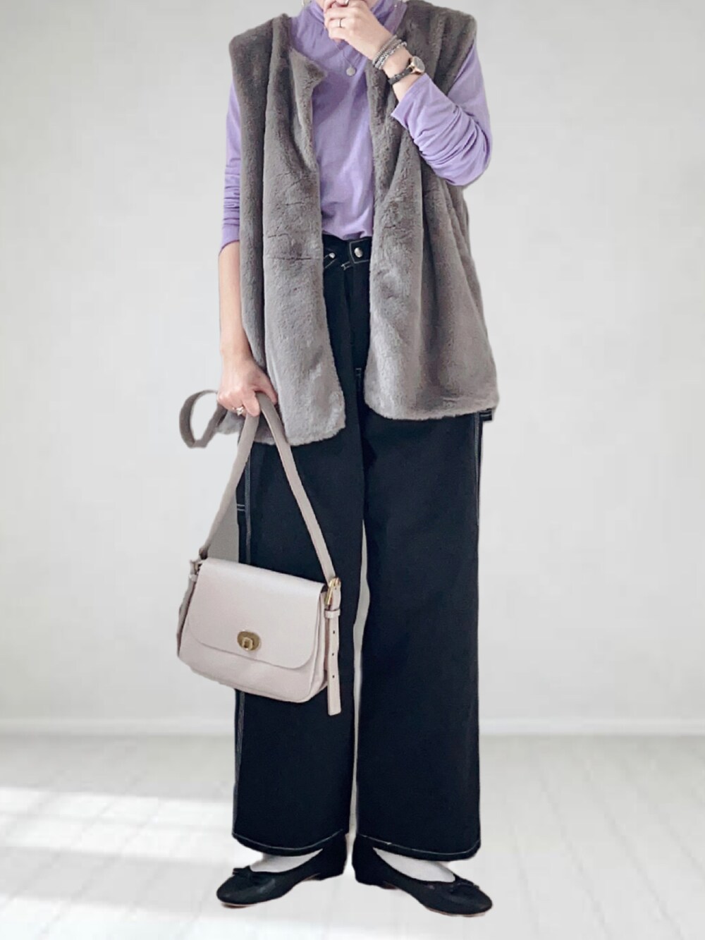 「LEE、Fossil、ファーベスト、秋コーデ、秋服、秋服準備はじめました、レイヤードスタイル、バレエシューズ、プチプラ、休日スタイル、きれいめカジュアル、シアー、ショルダーバッグ、タックイン、メガネ女子」|「Leeの【ワークパンツの新定番】Lee/リー【X-LINE】マルチカラー ワイドカラーペインターパンツ(デニムパンツ、ブラック系)」を使った、UMiSatoさん(レディース・163cm)の秋コーディネートの5枚目の写真