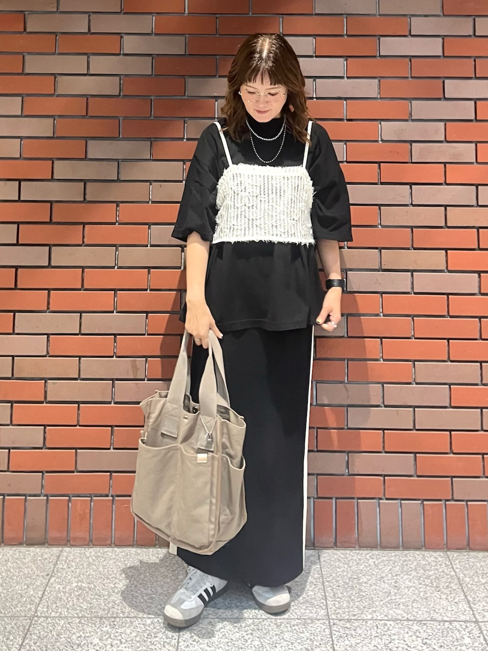 「レイヤードスタイル、プチプラ、トートバッグ、スニーカー、ikka、NO NEED、モノトーン、夏コーデ、黒Tシャツ、韓国ファッション、最近のいい感じコーデ、お出かけコーデ、キャミソール、ビスチェ、スポーツミックス」｜「SHAKA WeARの【SHAKA WeAR】7.5oz Garment Dye Drop Shoulder/ピグメント加工/BIG T（Tシャツ/カットソー、ブラック系）」を使った、UMiSatoさん（骨格ウェーブ・レディース・163cm）の夏コーディネートの5枚目の写真