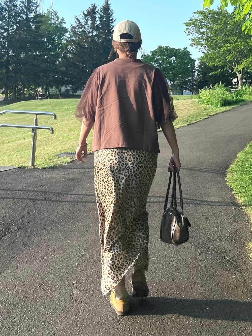 ブラウン系のTシャツ/カットソー、その他のスカート、ブラウン系のスニーカーを着用したレディースの夏コーディネートの5枚目の写真