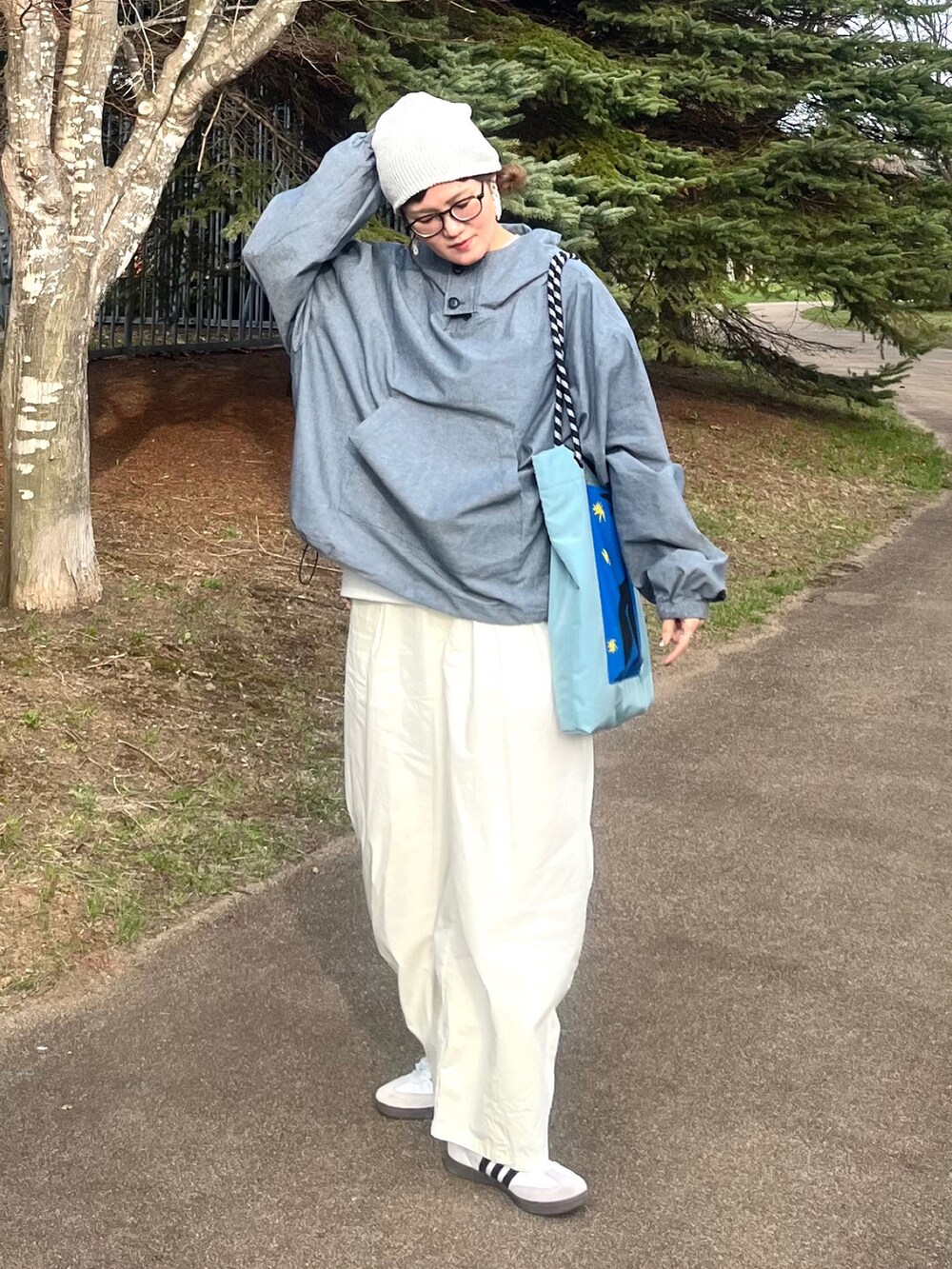 グレー系のシャツ/ブラウス、ベージュ系のその他パンツ、ブルー系のトートバッグを着用したレディースの春コーディネートの2枚目の写真