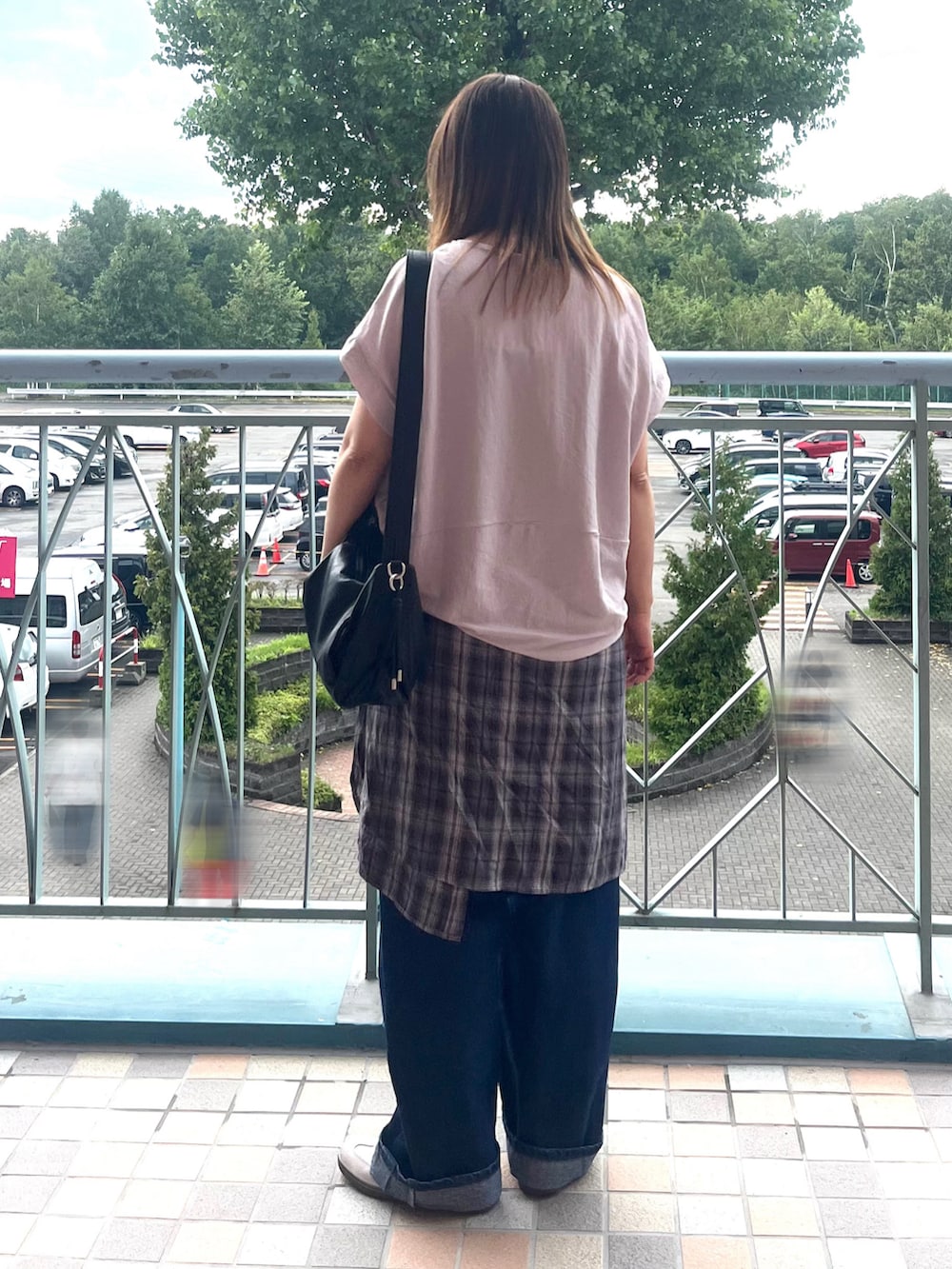 ベージュ系のTシャツ/カットソー、ブルー系のデニムパンツ、グレー系のシャツ/ブラウスを着用したレディースの夏コーディネートの5枚目の写真