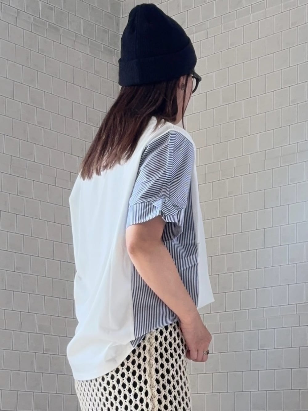 ホワイト系のTシャツ/カットソー、ブラック系のその他パンツ、ホワイト系のスカートを着用したレディースの夏コーディネートの4枚目の写真