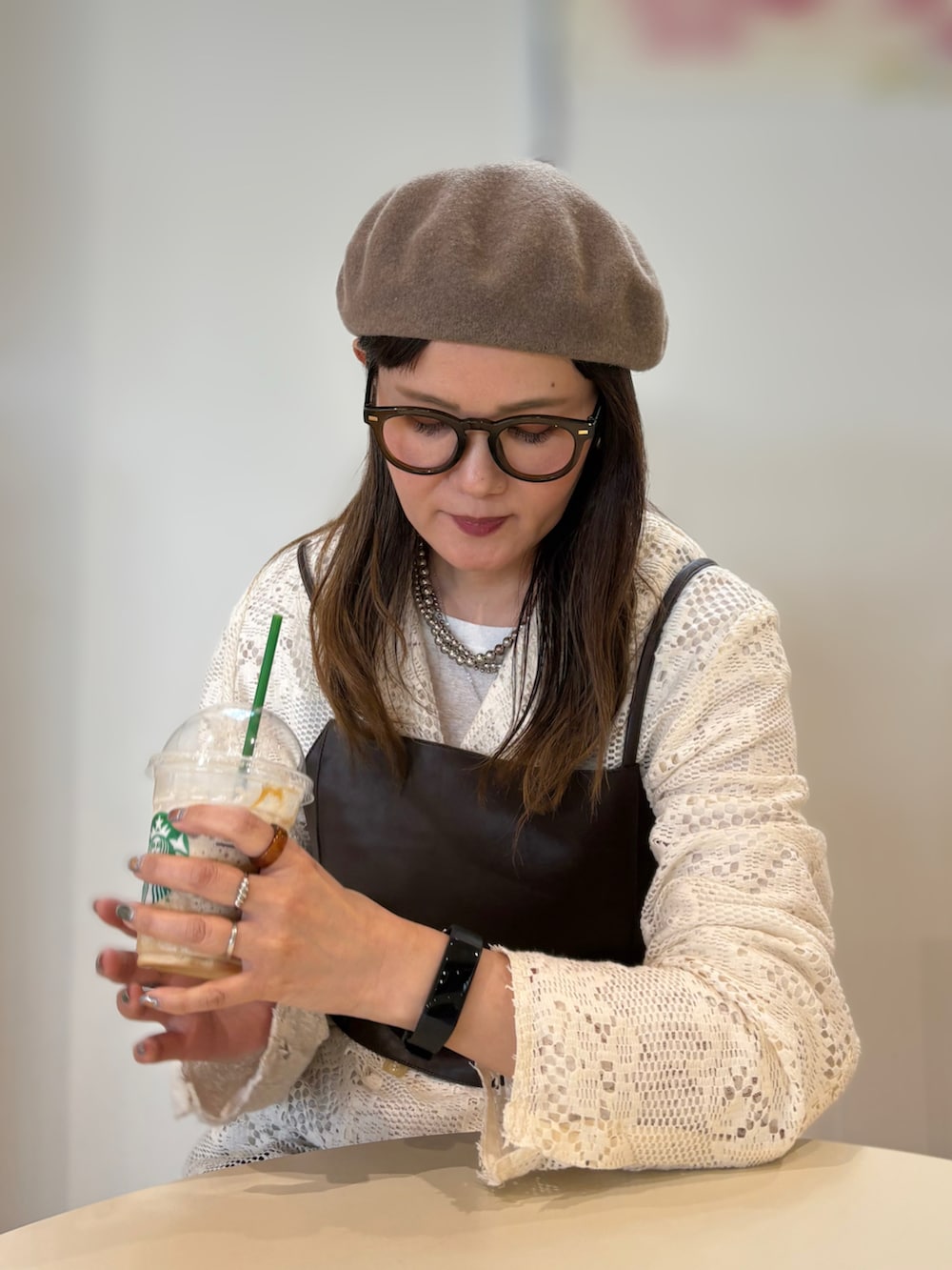 ブラウン系のスニーカー、ホワイト系のテーラードジャケット、ブラウン系のその他パンツを着用したレディースの春コーディネートの3枚目の写真