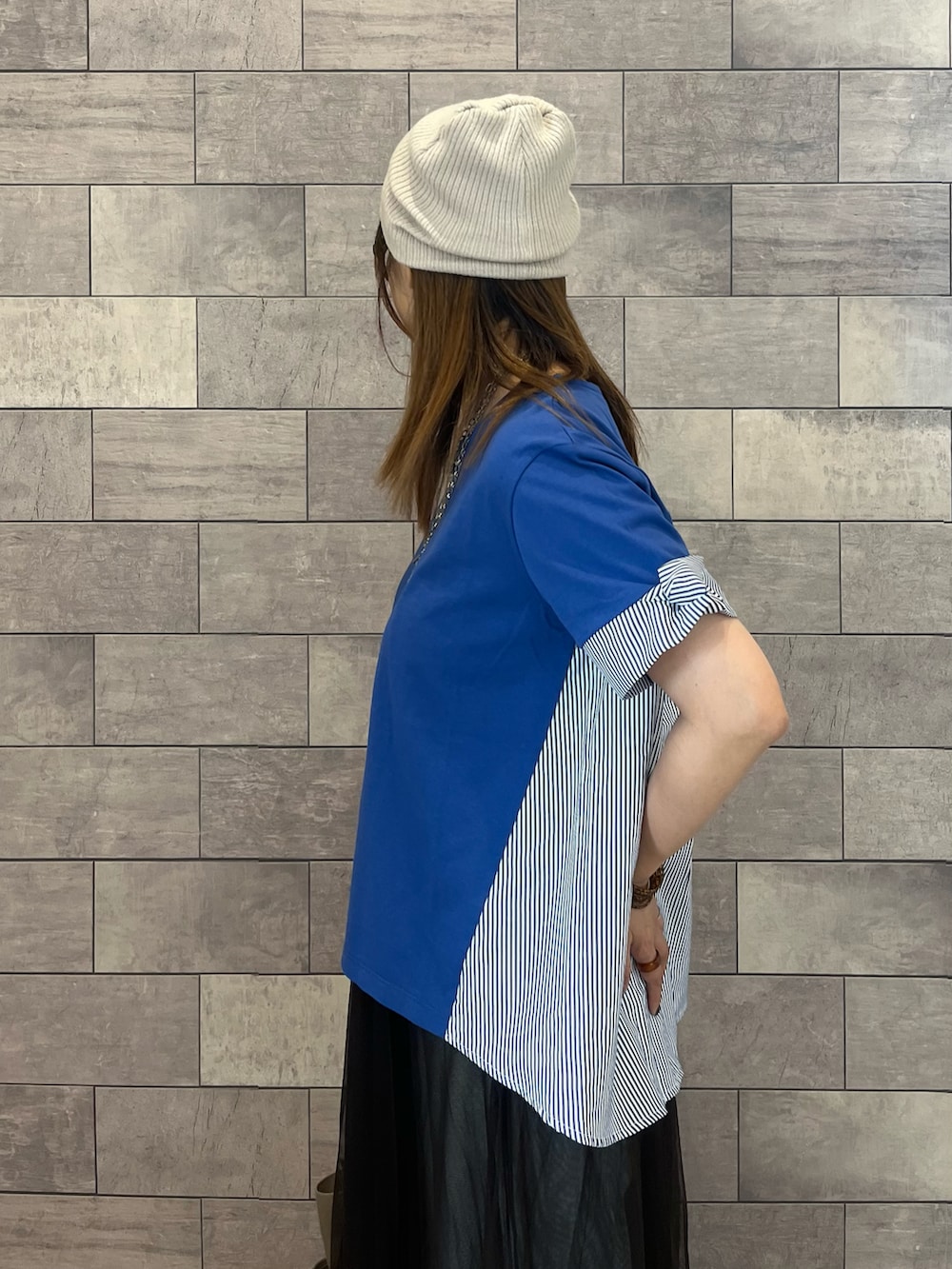 ホワイト系のサンダル、ブルー系のTシャツ/カットソー、ブラウン系のワンピースを着用したレディースの夏コーディネートの3枚目の写真