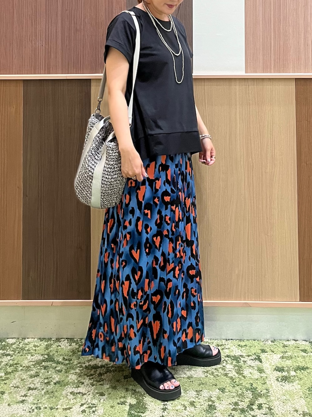 「夏ルックで気分アップ、きれいめカジュアル、夏コーデ、プチプラ、レオパード、黒Tシャツ、お出かけコーデ、厚底サンダル、厚底シューズ」｜「ikkaの【お得だ値】Aライン裾切り替えカットソー（Tシャツ/カットソー、ブラック系）」を使った、UMiSatoさん（骨格ウェーブ・レディース・163cm）の夏コーディネートの3枚目の写真