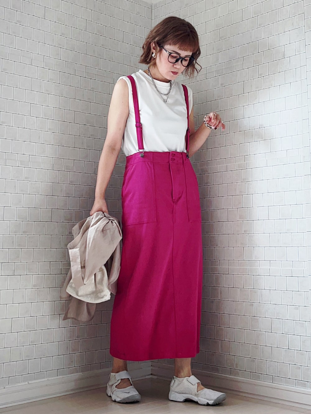 ベージュ系のシャツ/ブラウス、パープル系のスカート、ホワイト系のショルダーバッグを着用したレディースの夏コーディネートの4枚目の写真