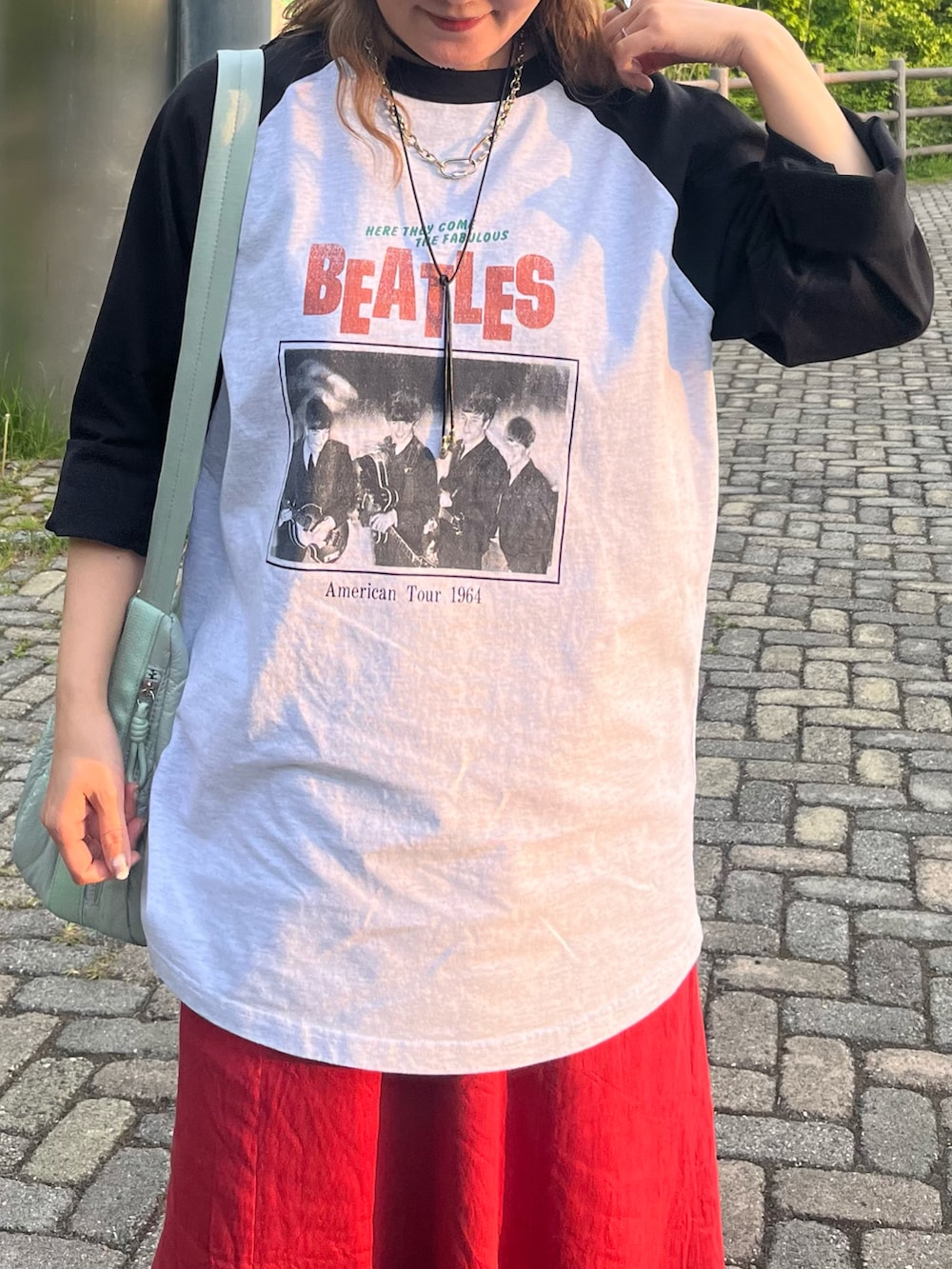 「やっぱり帽子が好き、バンドT、ロックT、ビートルズ、The Beatles、メガネ女子、スニーカー、リネンスカート、お出かけコーデ、ショルダーバッグ」|「The Beatlesの【別注】THE BEATLES ザ ビートルズ ツアーラグランロンT(Tシャツ/カットソー、グレー系)」を使った、UMiSatoさん(骨格ウェーブ・レディース・163cm)の春コーディネートの4枚目の写真