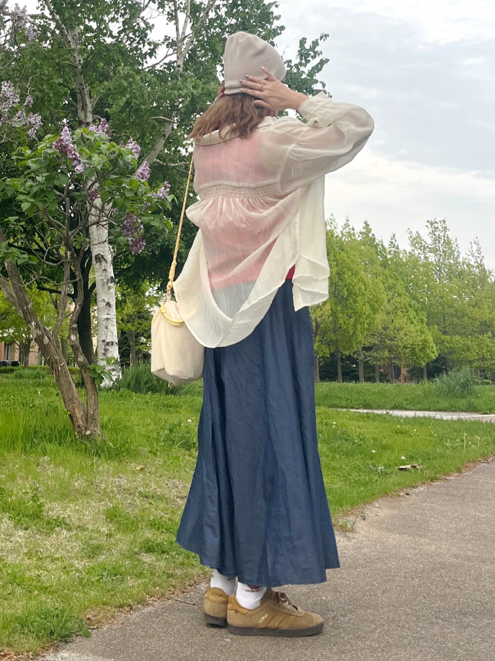 ブルー系のその他パンツ、ベージュ系のシャツ/ブラウス、ブラウン系のスニーカーを着用したレディースの春コーディネートの3枚目の写真