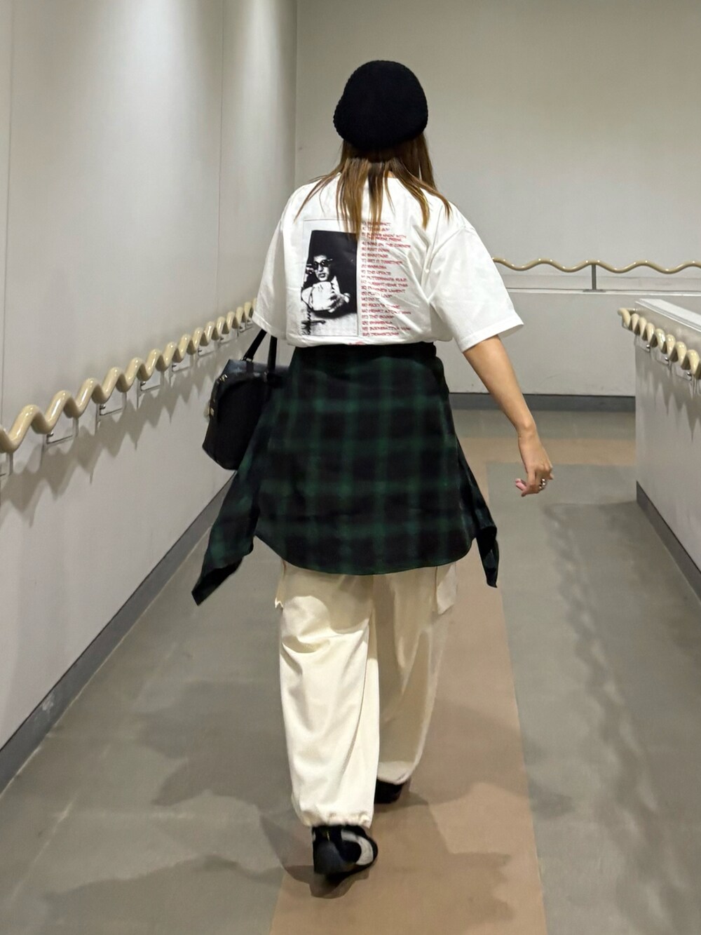ホワイト系のTシャツ/カットソー、グリーン系のシャツ/ブラウス、ホワイト系のその他パンツを着用したレディースの秋コーディネートの2枚目の写真