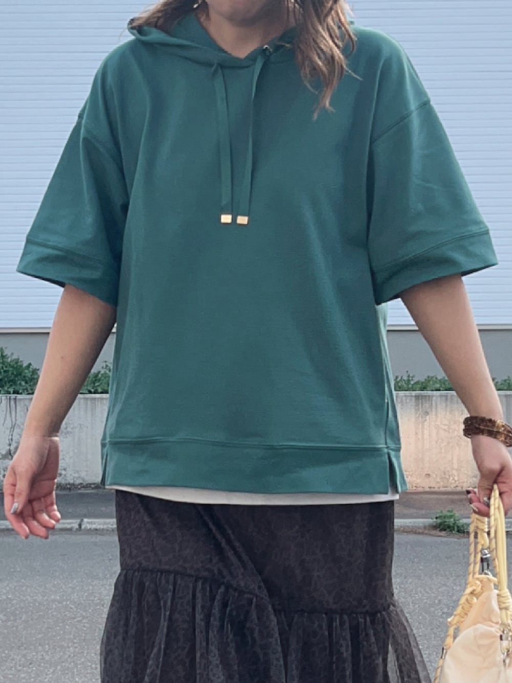 「レイヤードスタイル、きれいめカジュアル、パーカー、レオパード、ティアードスカート、スニーカー、お出かけコーデ、休日スタイル、夏コーデ、春夏コーデ、ショルダーバッグ、ikka」｜「ikkaの【雑誌InRed6月号掲載】コットンUSAミニワッフルポケ付きパーカー（パーカー、グリーン系）」を使った、UMiSatoさん（骨格ウェーブ・レディース・163cm）の春コーディネートの2枚目の写真
