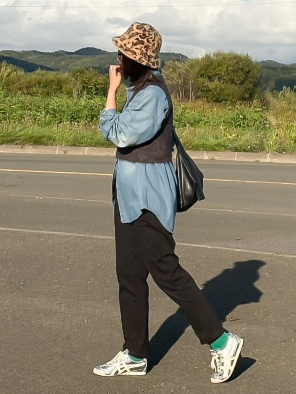 ブラック系のその他パンツ、ブルー系のシャツ/ブラウス、ブラック系のショルダーバッグを着用したレディースの秋コーディネートの4枚目の写真