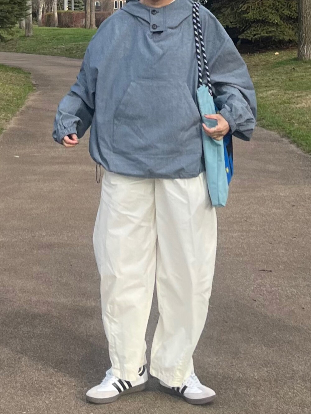 グレー系のシャツ/ブラウス、ベージュ系のその他パンツ、ブルー系のトートバッグを着用したレディースの春コーディネートの5枚目の写真