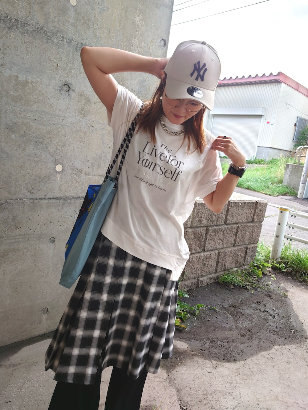 ホワイト系のTシャツ/カットソー、ブラック系のその他パンツ、グレー系のスカートを着用したレディースの夏コーディネートの3枚目の写真