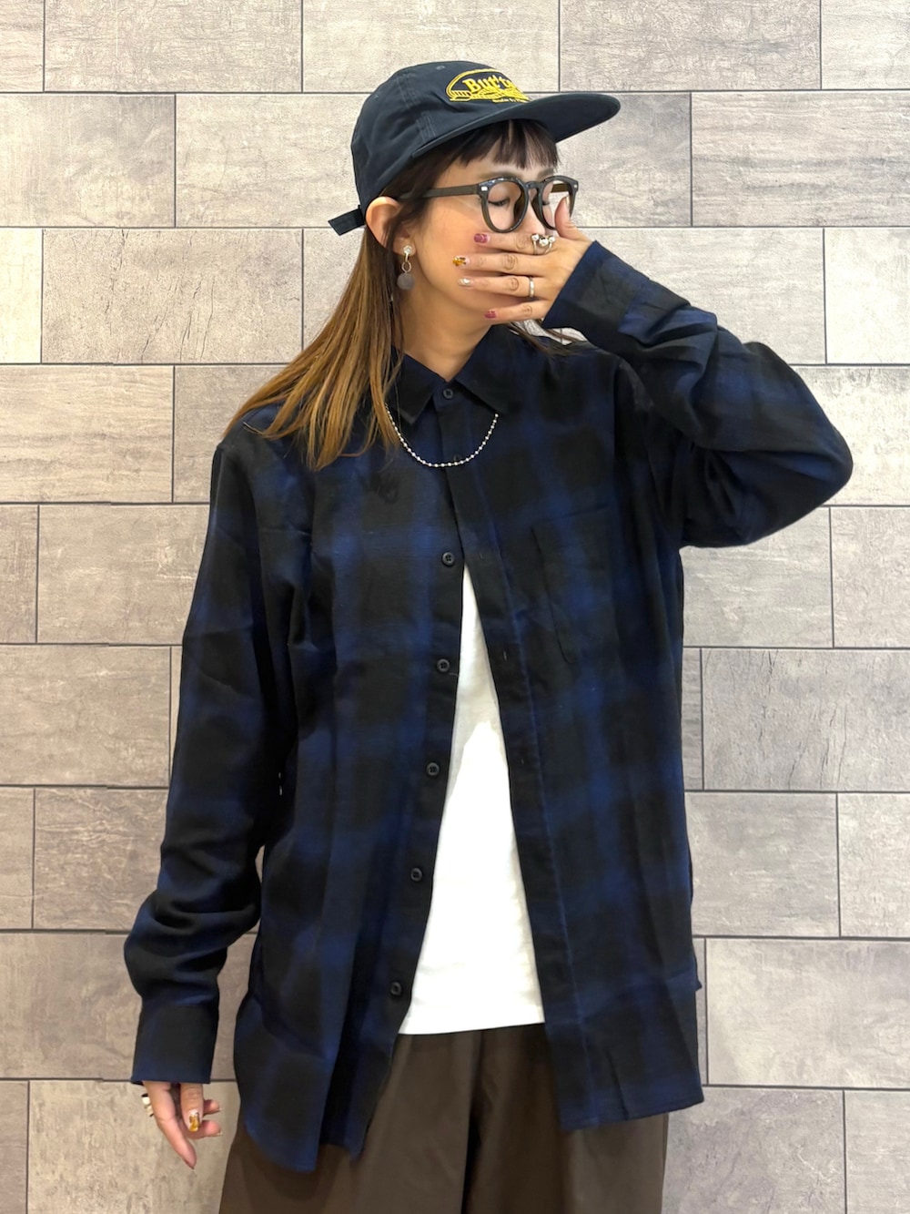 ブルー系のシャツ/ブラウス、ブラウン系のその他パンツ、ホワイト系のスニーカーを着用したレディースの秋コーディネートの4枚目の写真