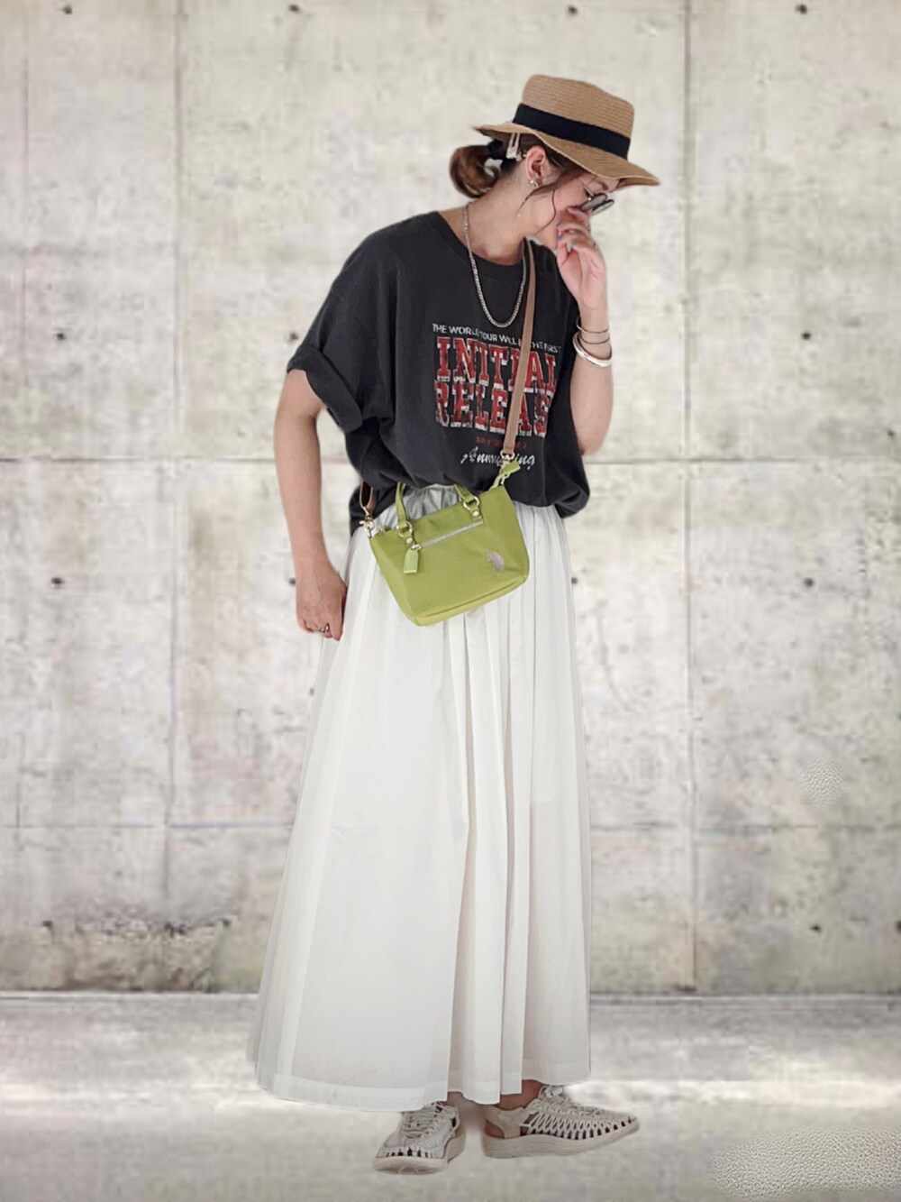 グリーン系のショルダーバッグ、グレー系のTシャツ/カットソー、ホワイト系のスカートを着用したレディースの夏コーディネートの2枚目の写真